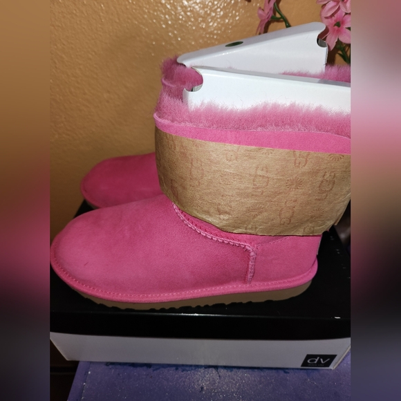 Brand New Girl's Pink Ugg Boots - Picture 4 of 4